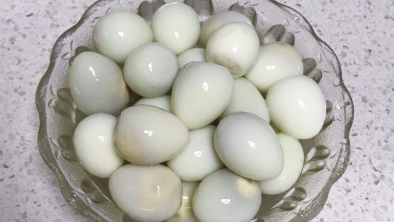 铁皮卤蛋--无法拒绝的小零食,剥皮，洗净。注意将鹌鹑蛋表面一层薄薄的半透明的膜也去掉。不然影响上色。