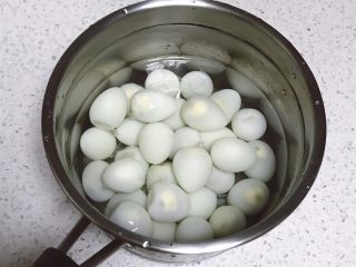 铁皮卤蛋--无法拒绝的小零食,洗净的鹌鹑蛋放入锅中，加入没过鹌鹑蛋的冷水