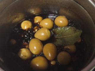 铁皮卤蛋--无法拒绝的小零食,表皮晾干后继续放入之前的锅中，继续煮沸后小火煮15分钟左右。