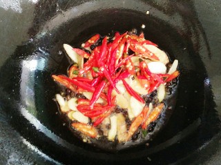 尖椒炒肥肠,将蒜片姜片指天椒一起放入热油锅里煸炒出香味！