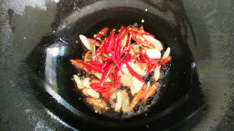 尖椒炒肥肠,将蒜片姜片指天椒一起放入热油锅里煸炒出香味！