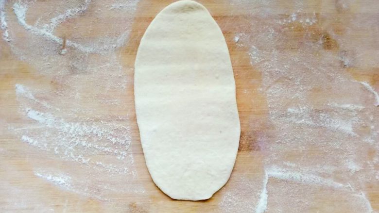 白吉馍（含中式汉堡做法）,将面团按扁后擀成长椭圆形