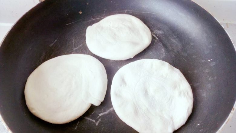 白吉馍（含中式汉堡做法）,平底锅小火加热，不用抹油，放入面饼