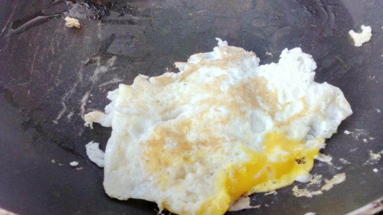 白吉馍（含中式汉堡做法）,鸡蛋快熟时翻面，稍等片刻出锅