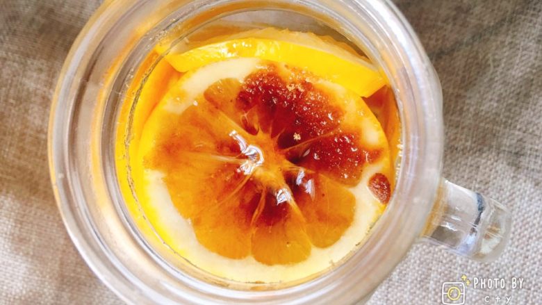 自带解暑特效的蜂蜜柠檬片,轻轻按压。