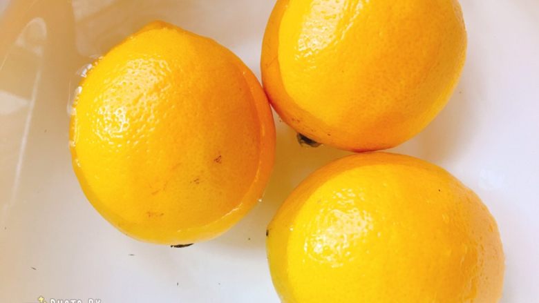 自带解暑特效的蜂蜜柠檬片,柠檬洗净浸泡一刻钟，然后沥干水分。
