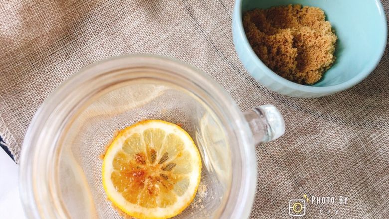 自带解暑特效的蜂蜜柠檬片,准备好沥干水分的玻璃容器，一片柠檬铺上一层幼砂糖，视个人口感喜好增加糖份。