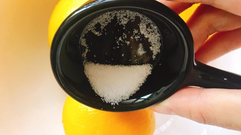 自带解暑特效的蜂蜜柠檬片,将盐倒在柠檬的表皮上。