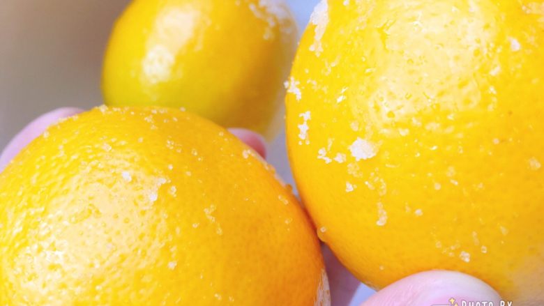 自带解暑特效的蜂蜜柠檬片,两两互搓，不仅可以去除表面的蜡，而且可以使柠檬的香味更多地散发出来，效果更好。