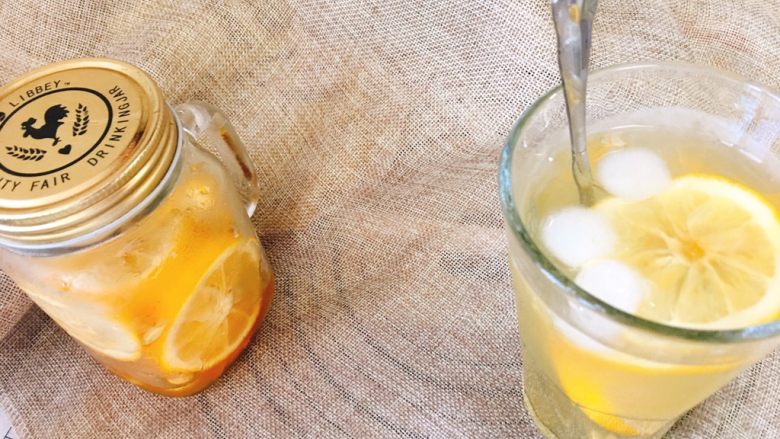 自带解暑特效的蜂蜜柠檬片,泡一杯简易的蜂蜜柠檬水吧：一杯纯净水+两片柠檬片+三个冰块+少许蜂蜜糖水，即可。