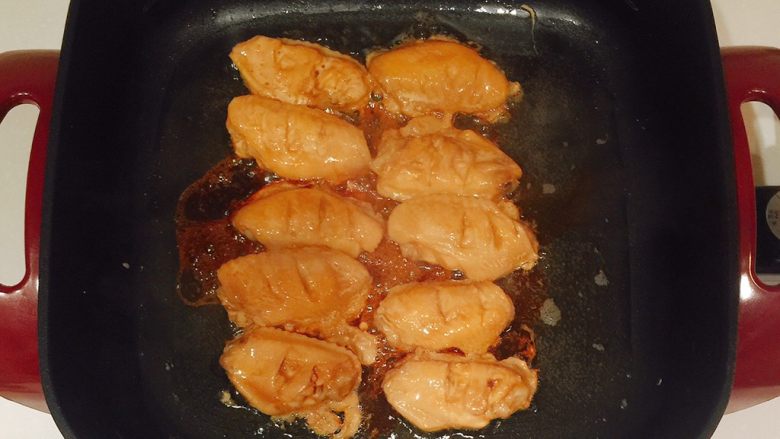 一盘小确幸——焦糖咖啡鸡翅,把腌制好的鸡翅放入锅中，改用小火慢慢煎；