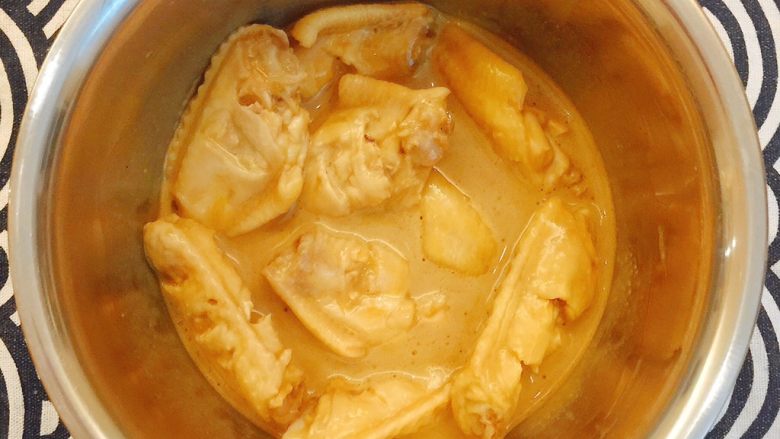 一盘小确幸——焦糖咖啡鸡翅,将煮好的鸡翅倒入咖啡糊中，腌制20min以上；