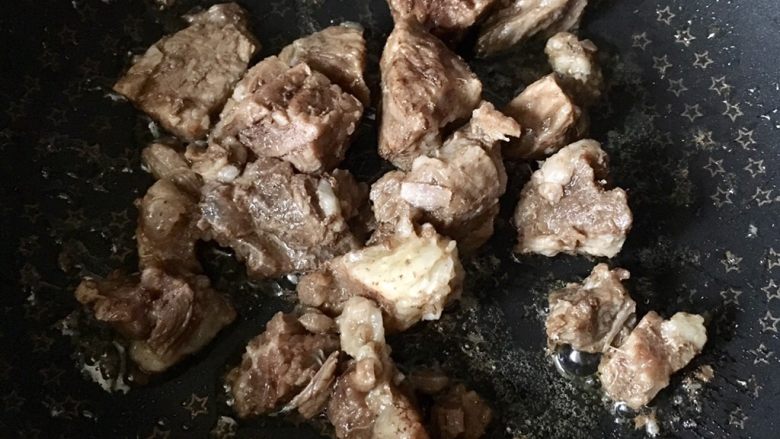 土豆牛肉炖海带,热锅凉油，放入牛肉翻炒一下