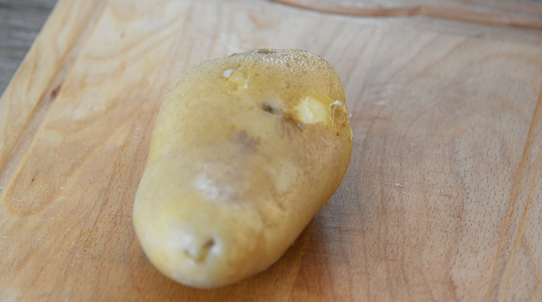 土豆这样做，吃起来口感丰富，外脆里嫩！,土豆捞出晾凉