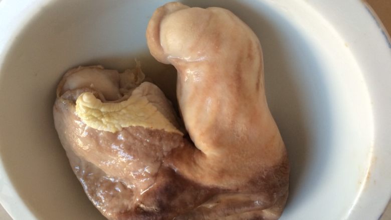 莲子猪肚汤,最主要的是刮掉左边白白这一层垢，不会影响食欲