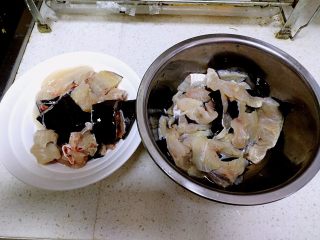麻辣片片鱼,鱼是在菜场宰杀回来的，鱼必须新鲜。把鱼肉打成片状，鱼骨打成块状.