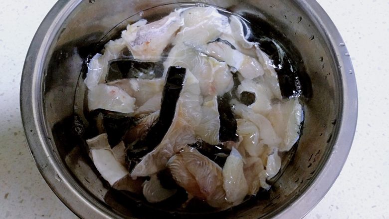 麻辣片片鱼,把鱼肉用清水泡出血水。泡的时间不易过长，一般5分钟上。