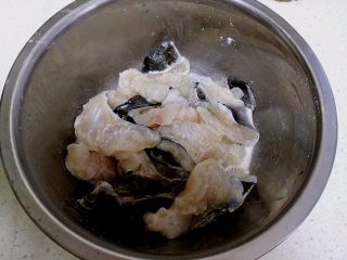 麻辣片片鱼,把鱼肉捞出，沥干水分。在鱼肉里加入淀粉、料酒、盐。腌制20分钟。