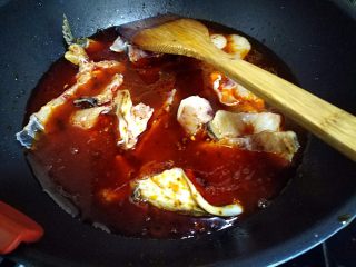 麻辣片片鱼,把鱼头、鱼骨翻炒几下后，加入清水。把鱼头、鱼骨煮开。