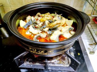 麻辣片片鱼,把刚煮开的鱼肉，捞出放在鱼头、鱼骨上面。然后把煮鱼的火锅底料汤倒入砂锅。用中火把砂锅里煮开。煮开后就可以食用。