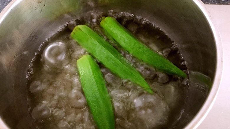 秋葵蒸蛋,锅里倒入水烧开，放入秋葵烫至翠绿色即可。
