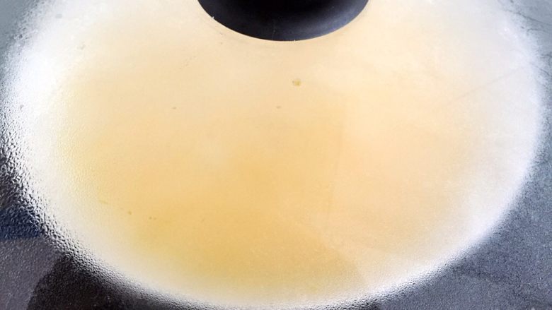 秋葵蒸蛋,放入过滤好的鸡蛋液，大火蒸5分钟左右。