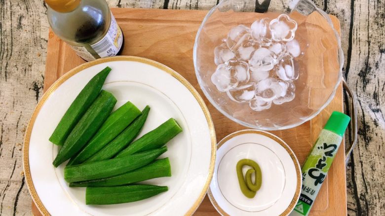 冰镇芥末秋葵,快吃饭的时候拿出来，准备上桌。