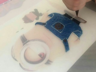 卡通可爱彩绘蛋糕卷,把彩绘糊装进裱花袋，在硅胶垫上画出自己想要的图案。画完之后，硅胶垫放进烤盘冷藏10min