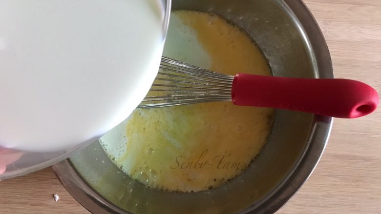 香草鸡蛋布丁,牛奶加入蛋液，混合均匀。