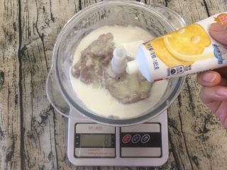 桂花芋泥,加入牛奶，炼奶。（你可以试吃芋泥，看个人口味添加练奶的多少
