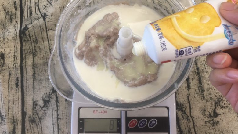 桂花芋泥,加入牛奶，炼奶。（你可以试吃芋泥，看个人口味添加练奶的多少