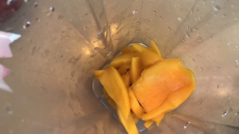杨枝甘露,一半芒果（边边角角比较多那半，哈哈），放进料理机