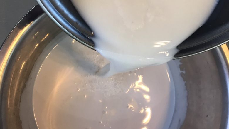 杨枝甘露,煮好晾凉的牛奶加入椰汁中搅拌均匀