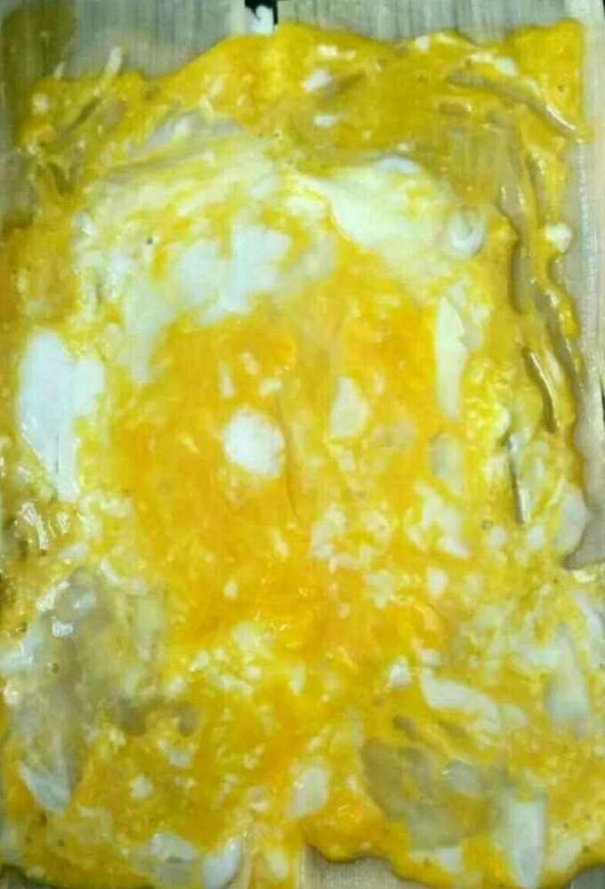 烤冷面,用铲子将鸡蛋铺平，翻面，将有鸡蛋的一面向下。