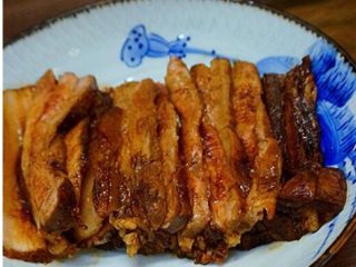 梅菜扣肉,抹好的肉，肉皮朝下均匀放在蒸盘盘底