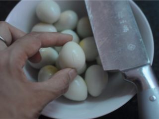 虎皮鹌鹑蛋——让孩子爱上吃蛋,在蛋白上轻轻划几道，以便入味