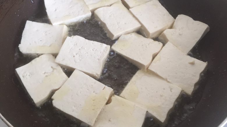 韭花豆腐块,放入豆腐块用中火煎。