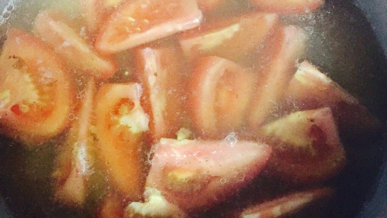 无法抵抗的诱惑——无油版番茄牛肉汤,倒入切好的番茄块