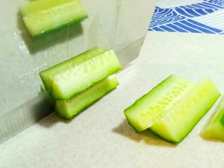 夏日开胃酱黄瓜,黄瓜段改刀，切成小条。