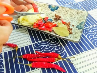 夏日开胃酱黄瓜,姜蒜切片，干辣椒剪成小段。