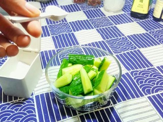 夏日开胃酱黄瓜,黄瓜条放进碗里，加一勺盐，拌匀，放置3个小时，让黄瓜析出水。