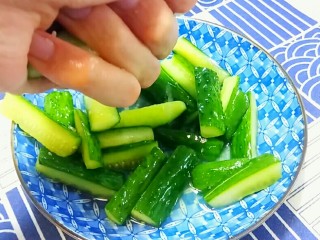 夏日开胃酱黄瓜,腌好的黄瓜，用手挤一下水。