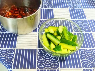 夏日开胃酱黄瓜,冰糖融化后，关火，放在一旁晾凉。