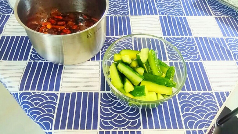 夏日开胃酱黄瓜,冰糖融化后，关火，放在一旁晾凉。