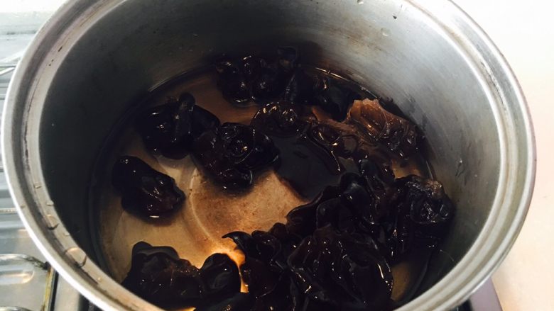 黑白黄配,锅里放适量水，放入黑木耳，煮十五分钟。