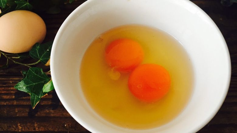 黑白黄配,拿一个鸡蛋，轻轻在碗边缘，敲一下，使蛋壳轻微裂开，用两手一掰，蛋白和蛋液就落在碗中了。