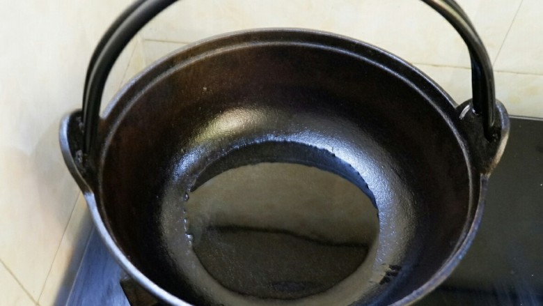 红油捞腐竹,锅里烧油。温热就行。就是手放在锅口，手掌心感觉到微微热就可以。不用等冒烟
