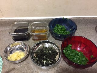 台式干捞面,韭菜切掉前边白色的部分，留下绿色的嫩叶，把嫩叶全部切末。小葱去掉葱白，留葱绿，切末。