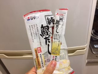 台式干捞面,这是小七用的鲣鱼粉，日本买的，进口超市应该也有，某宝应该也买得到。没有鲣鱼粉，也可以省略，或者把虾皮烘干，然后用搅拌机打成粉末，代替鲣鱼粉。