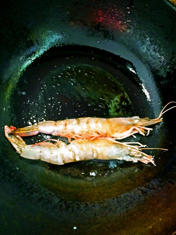 鲜虾鸡蛋手擀面,热锅凉油，现将虾入锅煎至出红色虾油